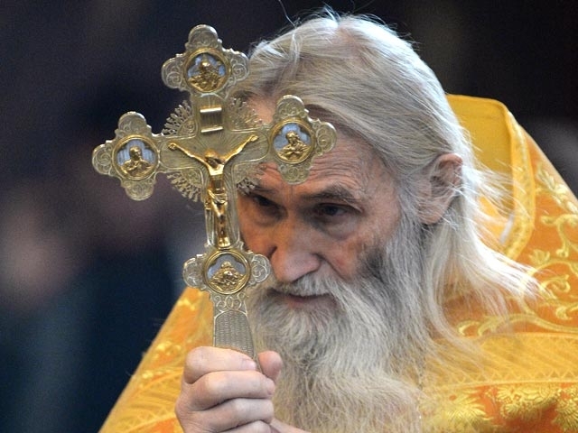 Духовник Кирилла призывает молиться, чтобы Бог наказал тех, кто мешает 