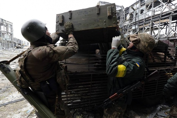 Украинским военным не удалось отбить территорию Донецкого аэропорта, - волонтер