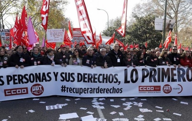 В Іспанії десятки тисяч людей протестують проти політики економії уряду
