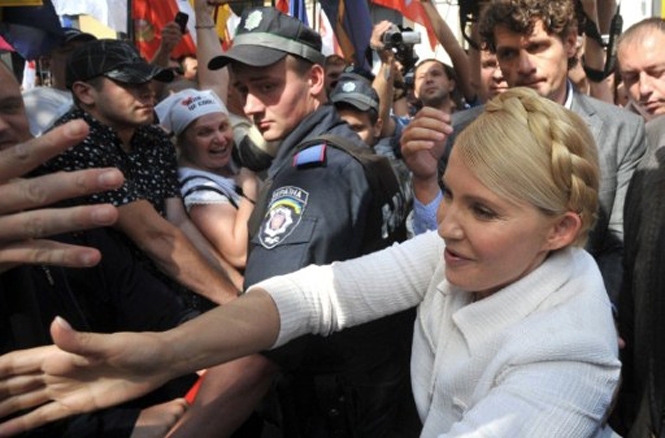 Тимошенко закликала виборців не ковтати матеріальних подачок