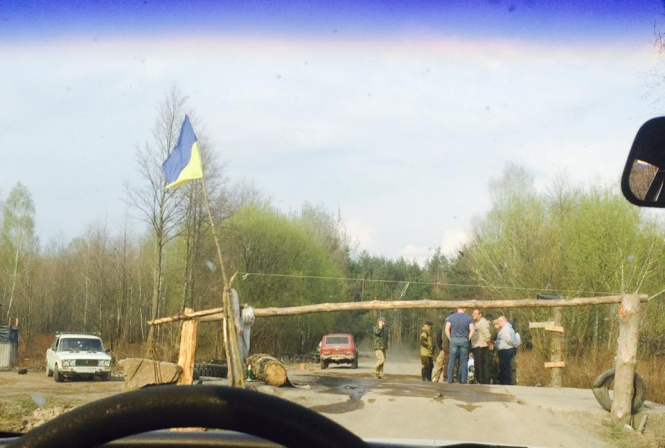 На Рівненщині незаконні бурштинокопачі встановили блокпост і перекрили дорогу
