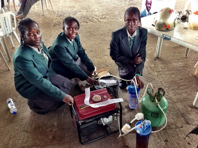 Африканські школярки вигадали електрогенератор, що працює на сечі