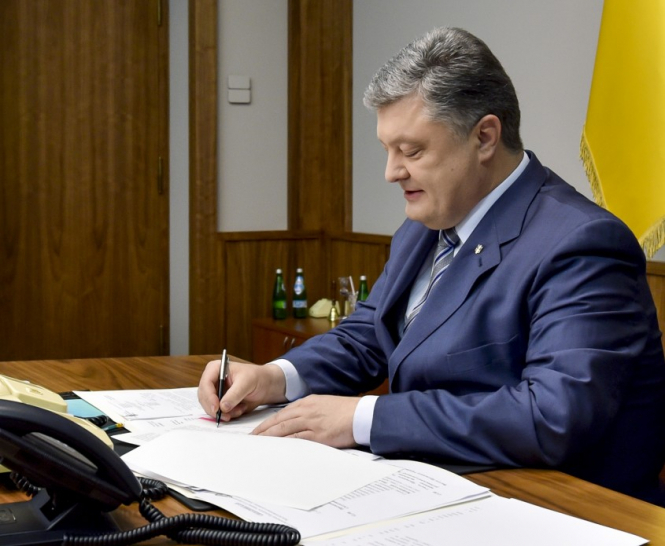 Порошенко підписав закон про продовження особливого статусу на Донбасі
