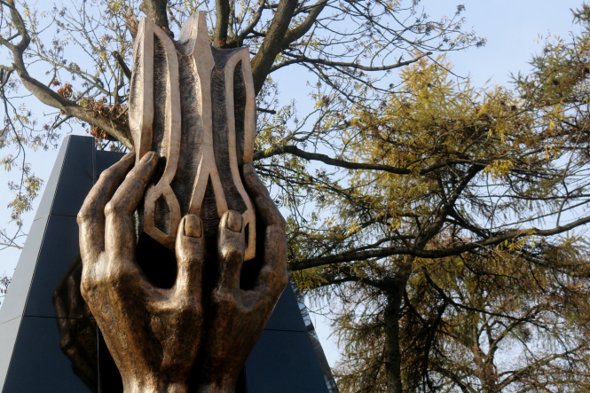 Во Львове местная и областная власти установили два памятника ЗУНР в 450 метрах друг от друга