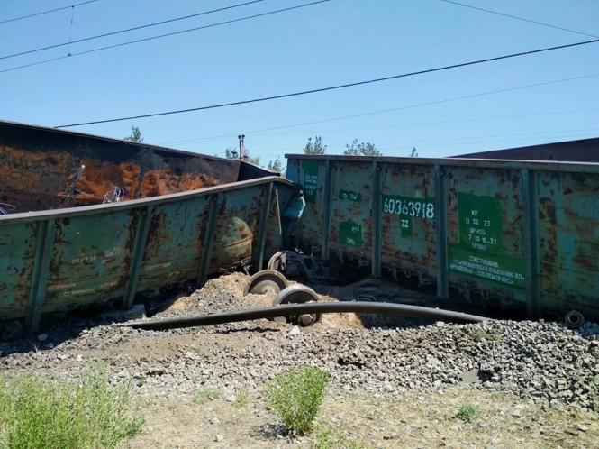Через крадіжку частини колії на Дніпропетровщині поїзд зійшов з рейок, – ФОТО