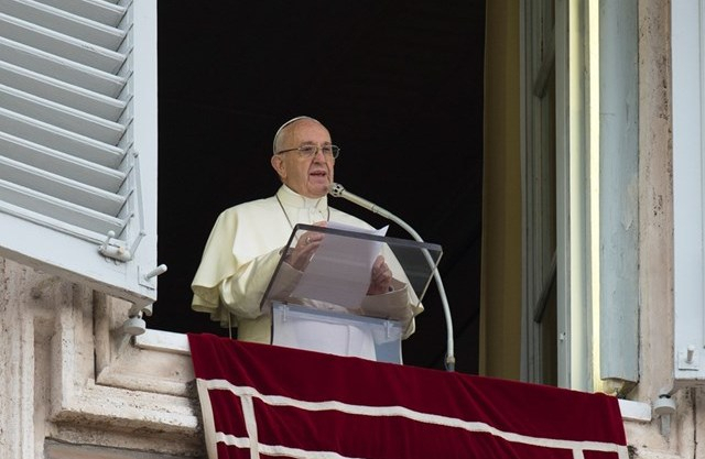 Папа Франциск дозволив годувати грудьми в Сикстинській капелі