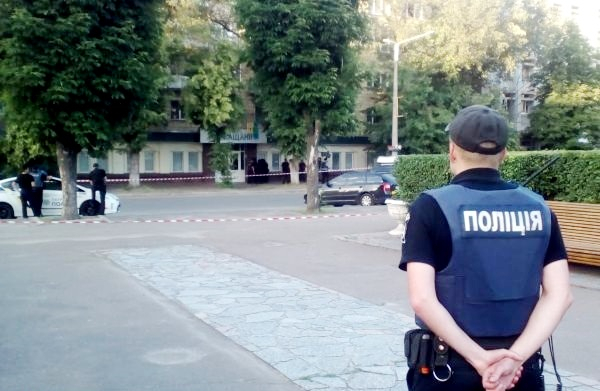 В Черкассах неизвестный закрылся в офисе с гранатами: один человек погиб, один ранен