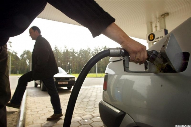Ціни на бензин на українських АЗС продовжують знижуватися