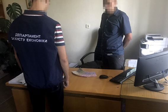 У Львові чиновник міграційної служби вимагав хабар за видачу закордонного паспорта