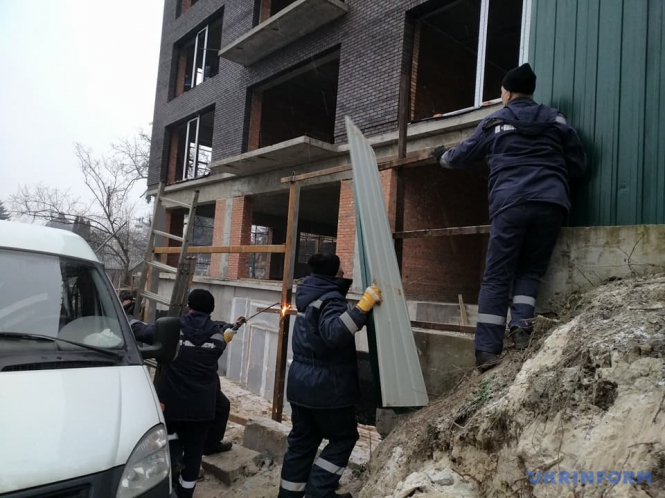У Києві демонтували паркан навколо незаконної забудови на Печерську