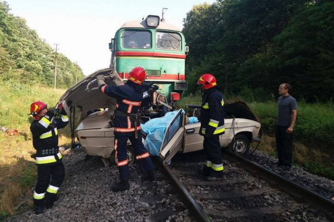 Четверо людей загинуло через зіткнення авто з потягом на Івано-Франківщині