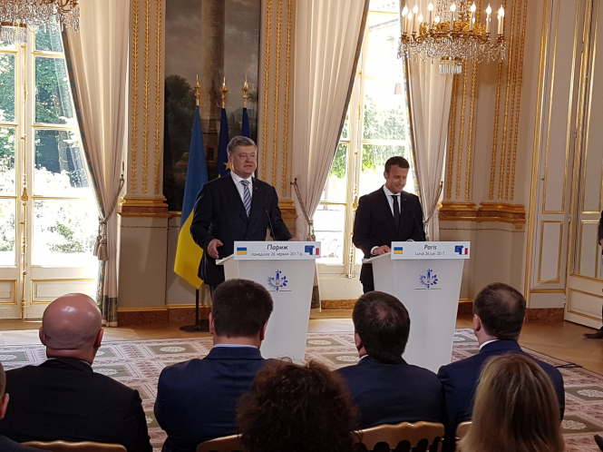 Порошенко обсудил с Макрона привлечение французских инвесторов к переработке мусора в Украине