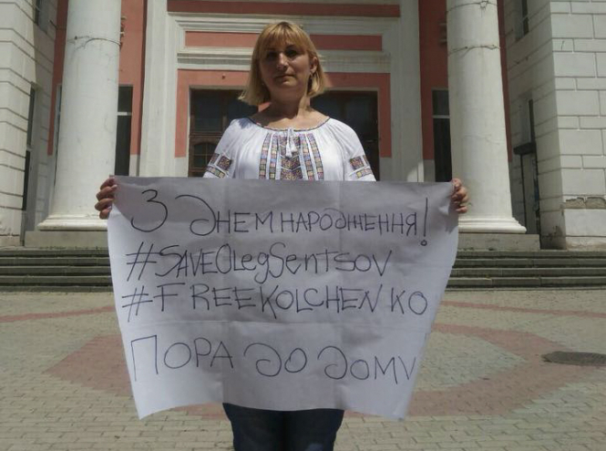 Мати Кольченка вийшла на одиночний пікет в Криму, щоб привітати Сенцова
