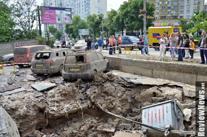 У Києві прорив труби з гарячою водою сильно пошкодив будинок та декілька автомобілів, - ФОТО