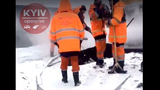 У Києві комунальники на тлі снігопаду вирішили зайнятися ремонтом, - ВІДЕО 
