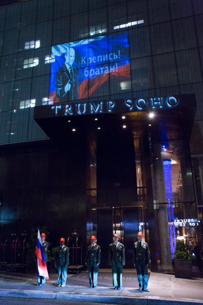 На отели Трампа разместили фото Путина с надписью 