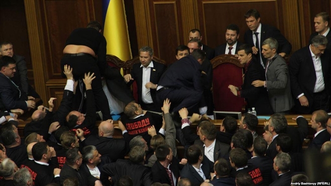 Парламентські бійки і борги – ганьба України