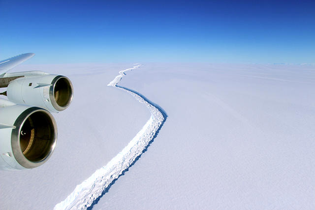 В Антарктиці від льодовика відколеться айсберг, один з найбільших в історії