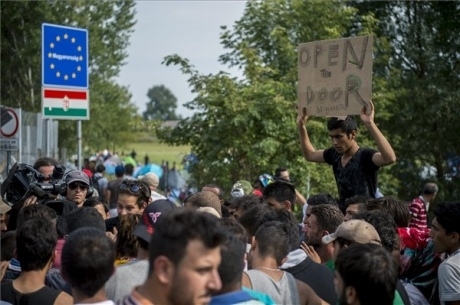 Венгерская полиция применила слезоточивый газ к мигрантам.