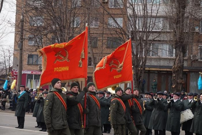 Нацгвардия Украины прошла на параде в Кривом Роге с красными флагами, - ВИДЕО (обновлено)