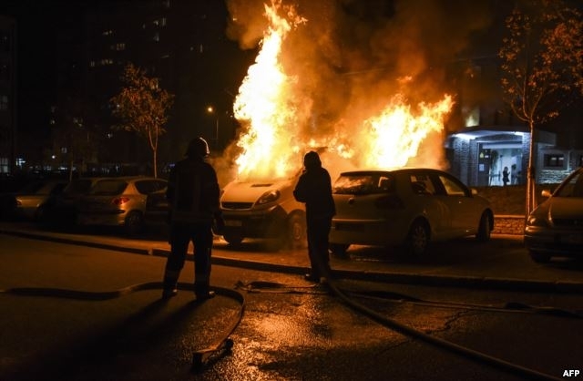 Протести у Косово: пошкоджені будинки, спалені автівки