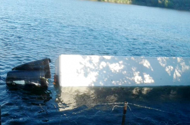 На Херсонщині водій втопив у річці фуру з посилками