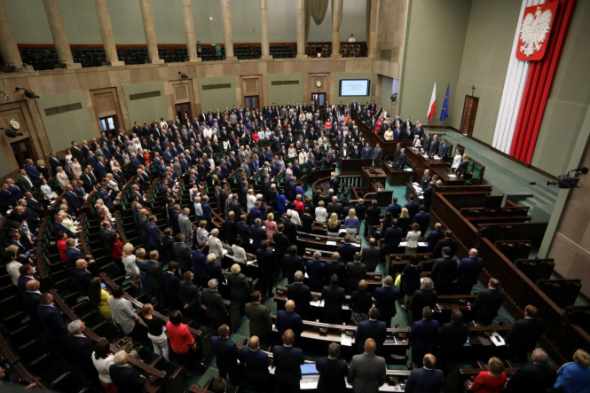 Польські депутати скоротили власні зарплати на 20%