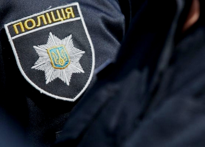 У Києві поліцейського побили битою через зауваження