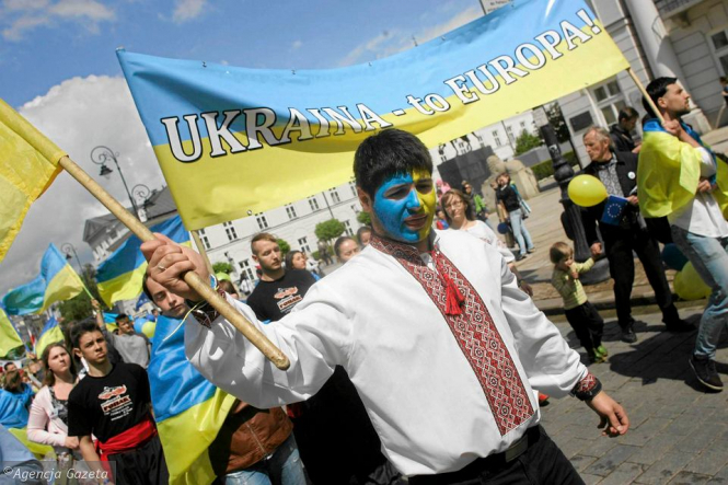 Українських працівників у Польщі через незнання польської мови вдягають у синьо-жовту форму