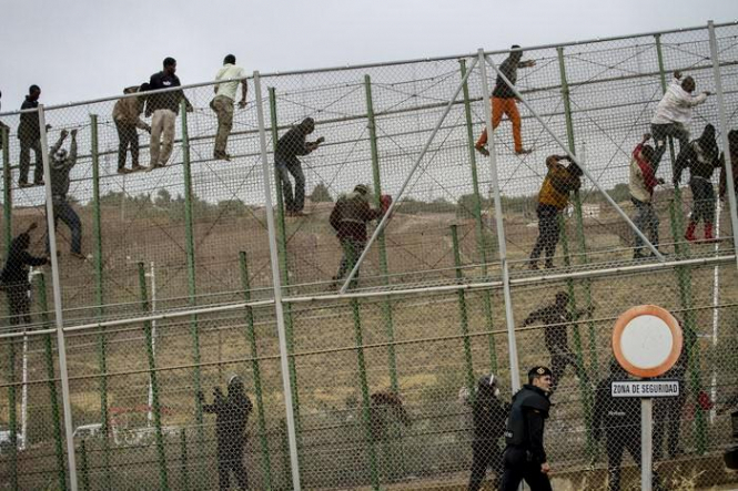 Сотні мігрантів штурмували іспанський анклав у Північній Африці: одна людина загинула