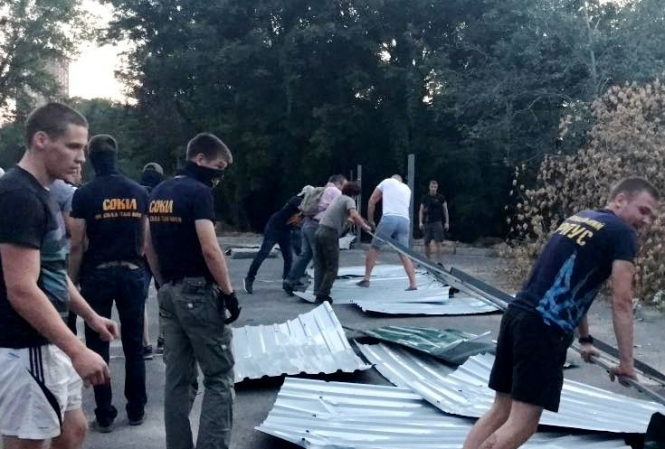 У Протасовому Яру в Києві націоналісти розтрощили паркан забудовника, – ФОТО