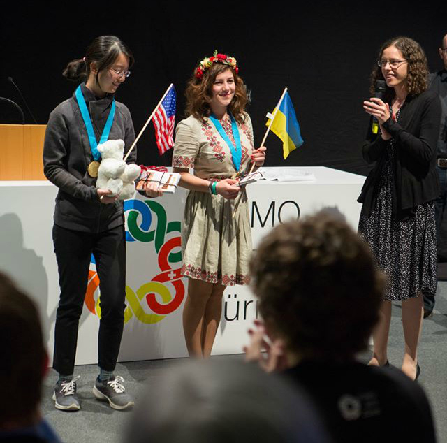 Школярка з України перемогла на Європейській математичній олімпіаді для дівчат