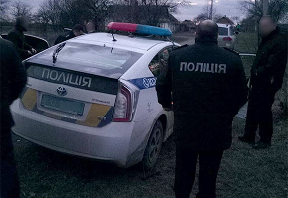 На Рівненщині п'ятеро поліцейських постраждали через сутички з бурштинокопачами