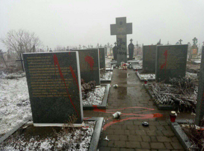 На Львівщині невідомі спаплюжили могили розстріляних польських професорів