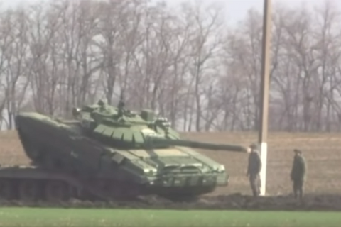 Очевидцы сняли размещение российских танков у границы с Украиной, - ВИДЕО