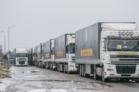Прикордонна служба виявила у вантажівках з гумдопомогою Ахметова заборонені предмети