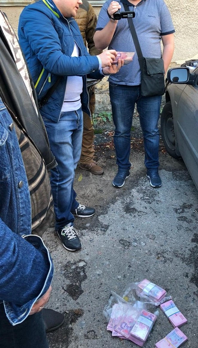 Майор в Донецкой области требовал взятку у предпринимателя, которого обокрали рейдеры