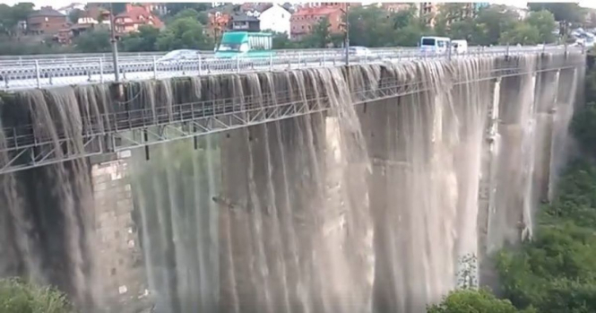 В Каменце-Подольском ливень превратил мост в водопад - ВИДЕО