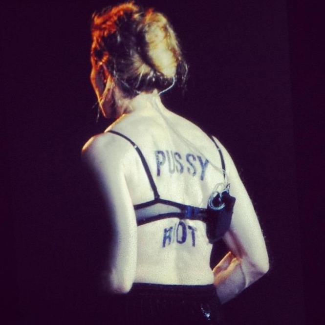 Мадонна у Москві підтримала Pussy Riot спиною (фото)