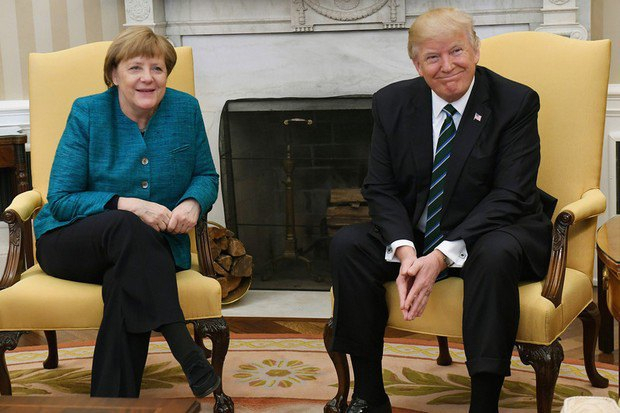 Трамп не захотел пожать руку Ангеле Меркель на протокольной фотосъемке, - ВИДЕО