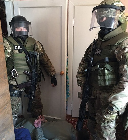 Співробітники СБУ вибили двері в квартирі депутата від Опоблоку