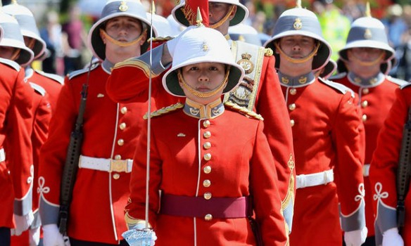 Впервые Королевскую гвардию в Букингемском дворце возглавила женщина