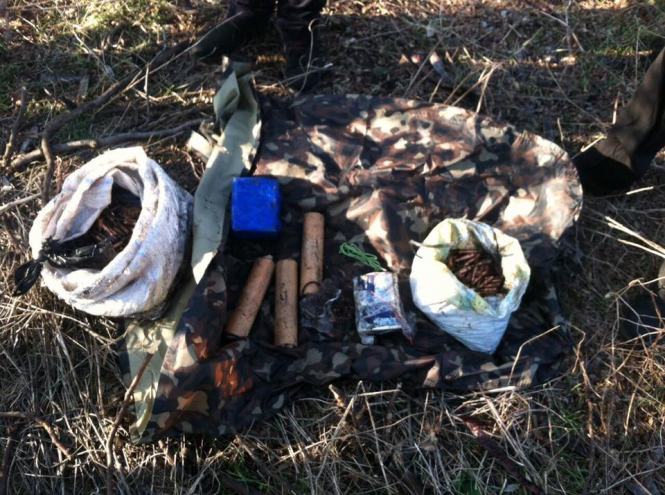 СБУ біля Одеси виявила великий схрон з боєприпасами