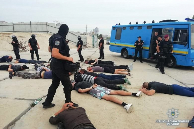 Поліція затримала у Києві близько 40 тітушок, озброєних кийками та ножами, - ФОТО
