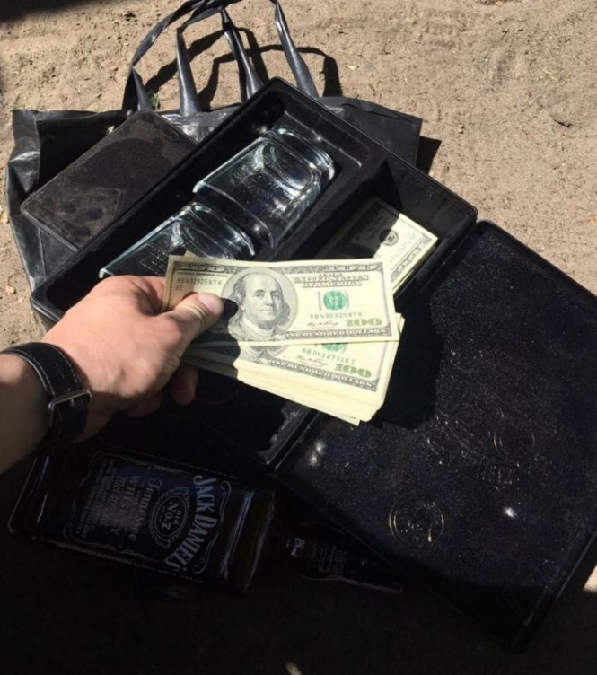В Кропивницькому прокурор сховав $10 тисяч хабара в  наборі Jack daniel's

