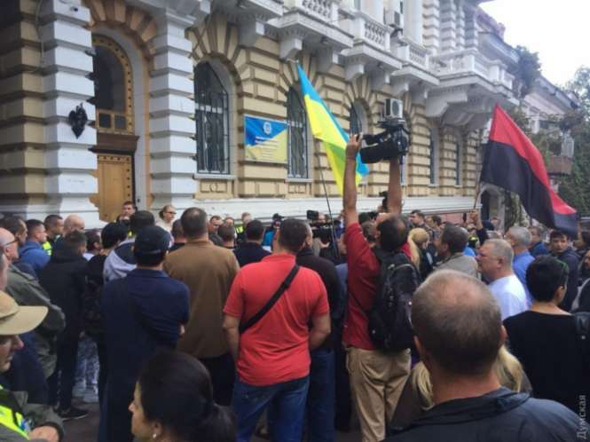 Активисты второй день пикетируют полицию Одессы