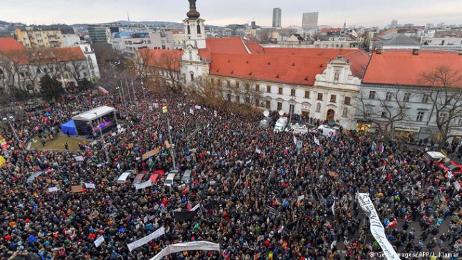 Протесты в Словакии: глава МВД ушел в отставку после месяца в должности