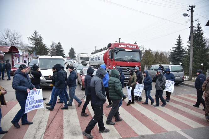 На Львівщині водіїв попередили про можливе блокування доріг до пунктів пропуску на кордоні з Польщею