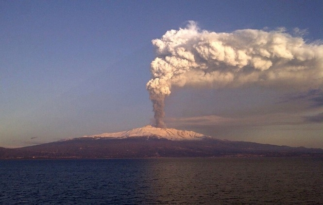 На Сицилії почалося виверження вулкану Етна: над островом частково закрили повітряний простір