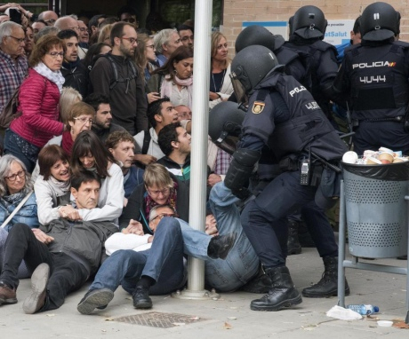 Столкновения с полицией в Каталонии: пострадали 11 силовиков и 337 каталонцев